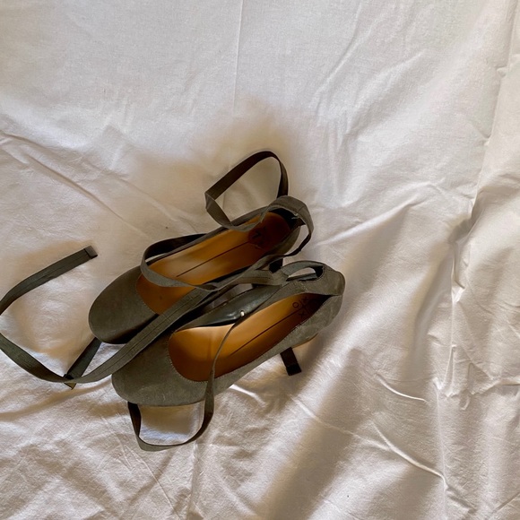 Low heel ankle tie heels - Picture 3 of 3